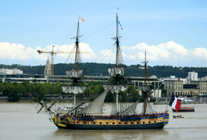 Départ de l'Hermione dans le port de la lune à Bordeaux© Brigitte Bloch CRT NA