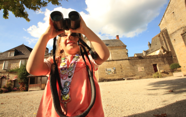 Terra Aventura, petite fille avec jumelle © M. Turin - CRTNA 