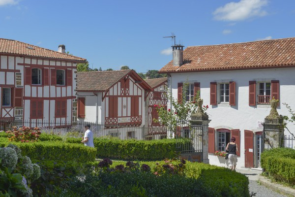 Balade dans les rues de la Bastide-Clairence © Alban GILBERT / CRTA