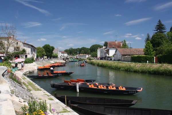 Coulon, petite cité de caractère dans le Marais Poitevin