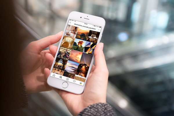Smartphone affichant le compte Instagram du CRT Nouvelle-Aquitaine